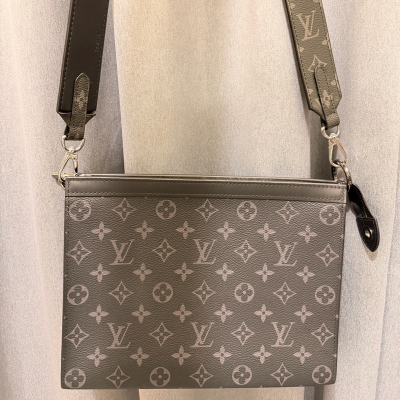 M61692 (附贈背帶+內膽包)Louis Vuitton Pochette Voyage MM 黑灰老花手拿包-23