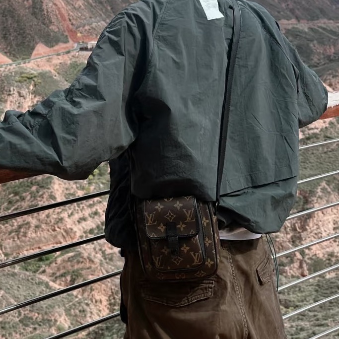 實用日常款😎Lv路易威登老花Christopher相機包手機包單肩斜挎包-4