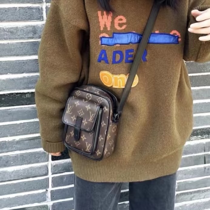 實用日常款😎Lv路易威登老花Christopher相機包手機包單肩斜挎包-6
