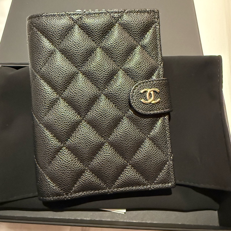 💖Chanel CC logo 護照夾 黑色金釦 荔枝皮💖 全新 2026最新購入-0