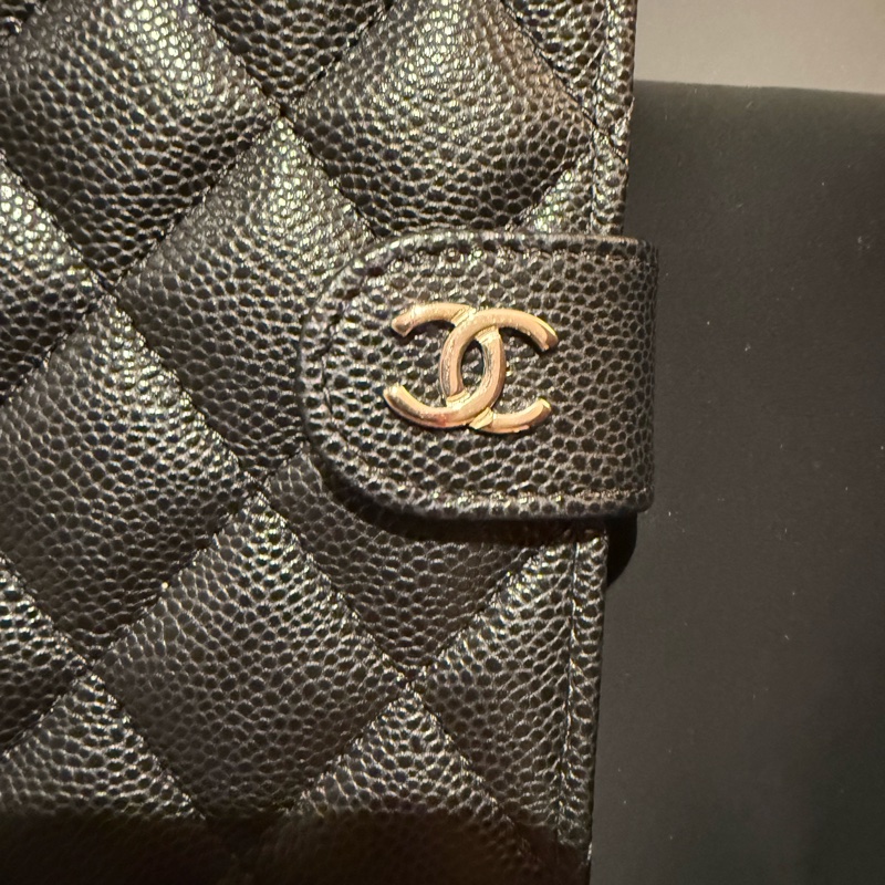 💖Chanel CC logo 護照夾 黑色金釦 荔枝皮💖 全新 2026最新購入-1