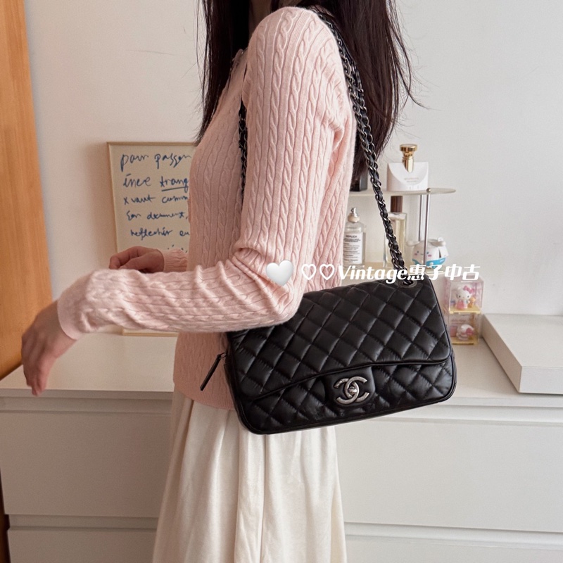 ✨Chanel 黑銀油蠟皮 easy flap 機場包🖤-0