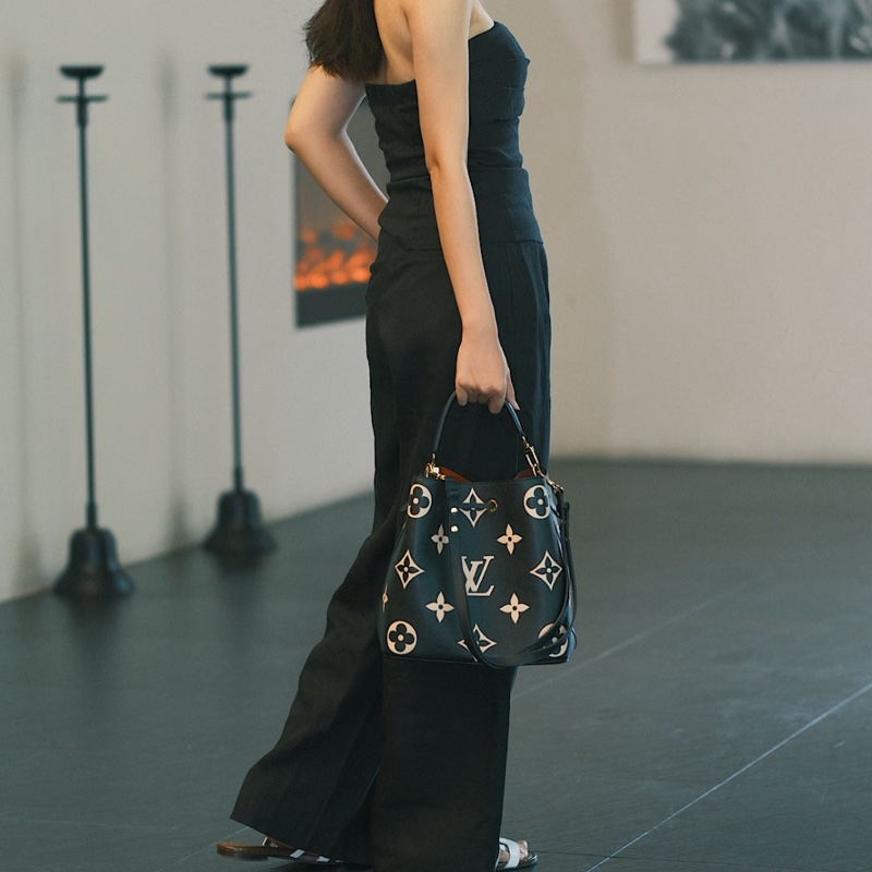 路易威登水桶包 Louis Vuitton NeoNoe MM 黑拼米牛皮✨熊貓配色經典款 斜背肩背兩用 M45497-12