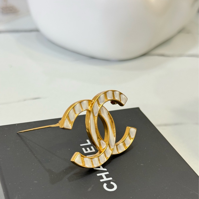 (閒置新) Chanel 23C白色雙C胸針-1