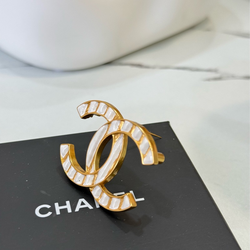(閒置新) Chanel 23C白色雙C胸針-2