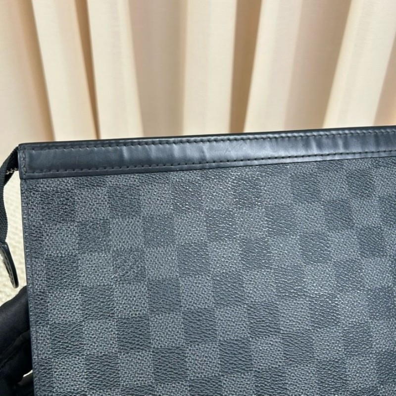 LV路易威登黑色棋盤格手拿包洗漱包 經典棋盤格配黑色皮革 銀色五金 低調奢華 內裡乾淨整潔 容量實用-13