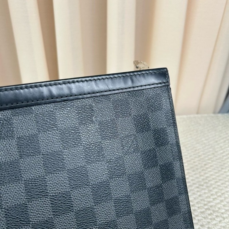 LV路易威登黑色棋盤格手拿包洗漱包 經典棋盤格配黑色皮革 銀色五金 低調奢華 內裡乾淨整潔 容量實用-14