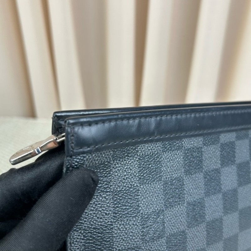 LV路易威登黑色棋盤格手拿包洗漱包 經典棋盤格配黑色皮革 銀色五金 低調奢華 內裡乾淨整潔 容量實用-17