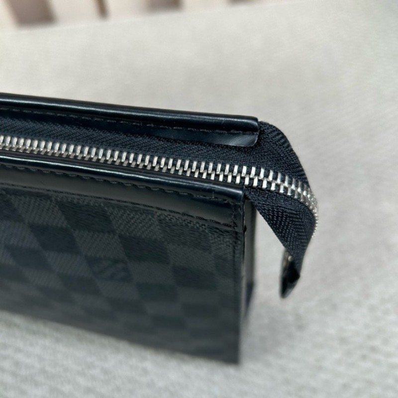 LV路易威登黑色棋盤格手拿包洗漱包 經典棋盤格配黑色皮革 銀色五金 低調奢華 內裡乾淨整潔 容量實用-19