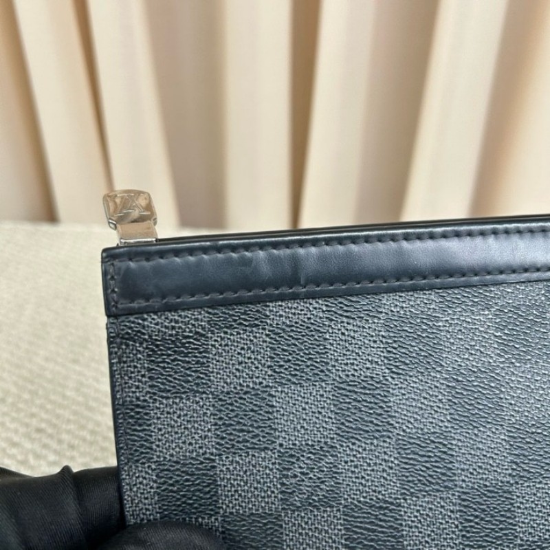 LV路易威登黑色棋盤格手拿包洗漱包 經典棋盤格配黑色皮革 銀色五金 低調奢華 內裡乾淨整潔 容量實用-21