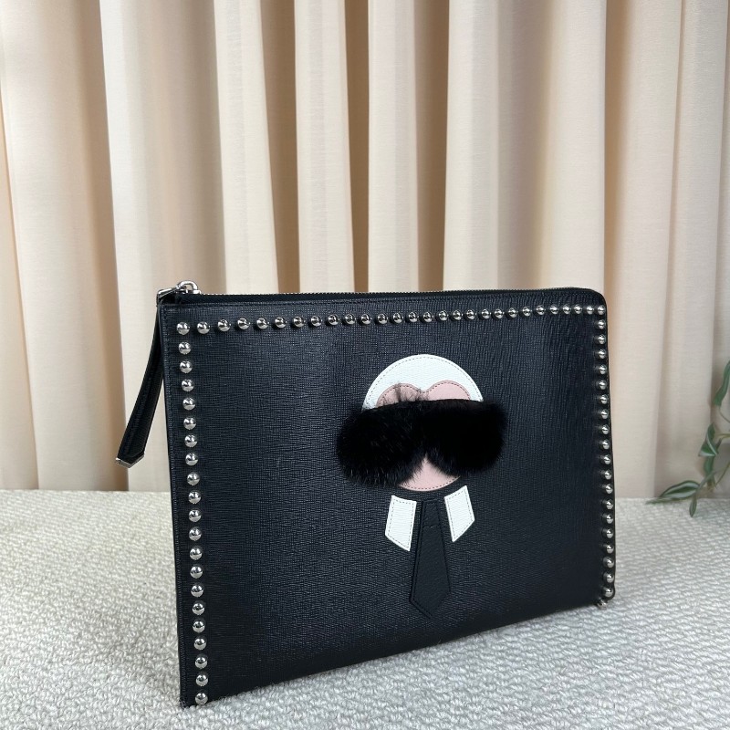 Fendi芬迪老佛爷鉚釘手拿包 黑色十字紋牛皮材質 配水貂毛裝飾 銀色鉚釘裝飾 拉鍊開合設計 低調百搭-2