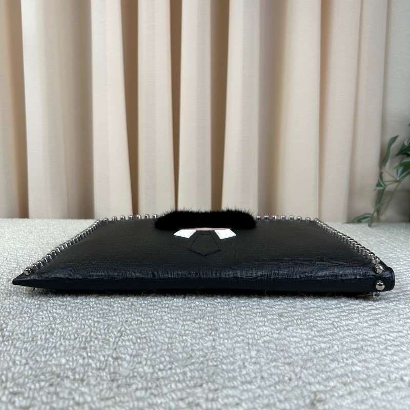 Fendi芬迪老佛爷鉚釘手拿包 黑色十字紋牛皮材質 配水貂毛裝飾 銀色鉚釘裝飾 拉鍊開合設計 低調百搭-4