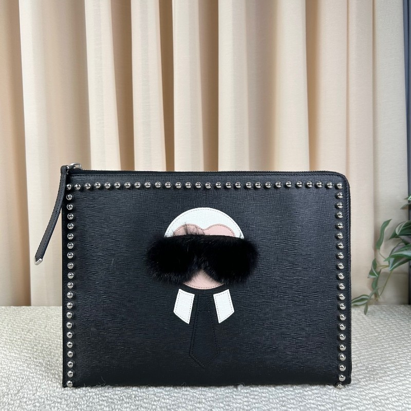 Fendi芬迪老佛爷鉚釘手拿包 黑色十字紋牛皮材質 配水貂毛裝飾 銀色鉚釘裝飾 拉鍊開合設計 低調百搭-5