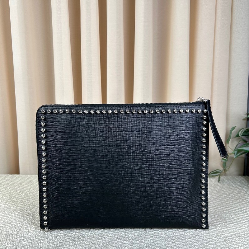 Fendi芬迪老佛爷鉚釘手拿包 黑色十字紋牛皮材質 配水貂毛裝飾 銀色鉚釘裝飾 拉鍊開合設計 低調百搭-6