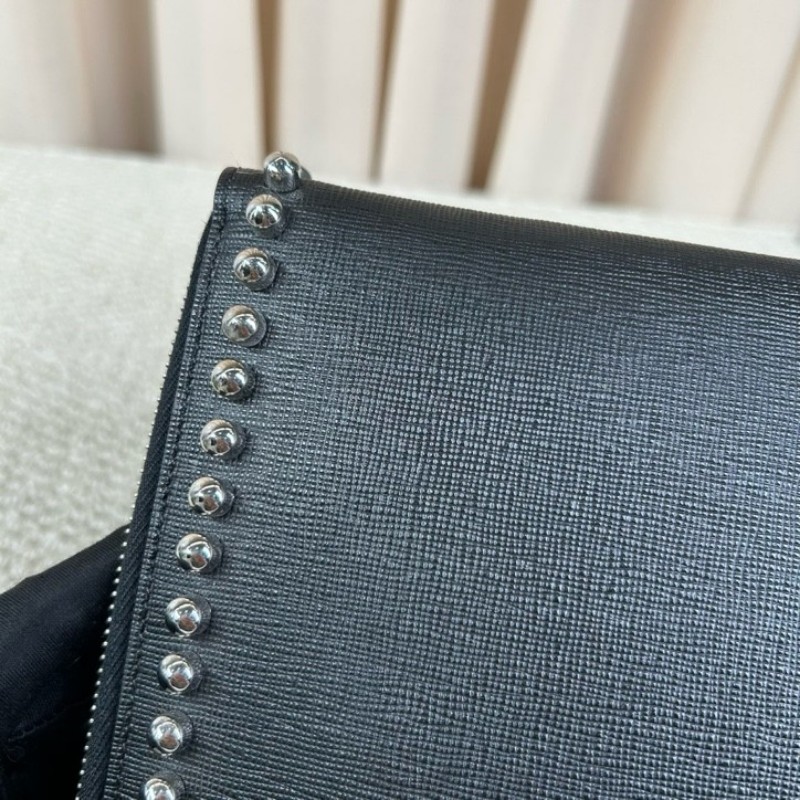 Fendi芬迪老佛爷鉚釘手拿包 黑色十字紋牛皮材質 配水貂毛裝飾 銀色鉚釘裝飾 拉鍊開合設計 低調百搭-7