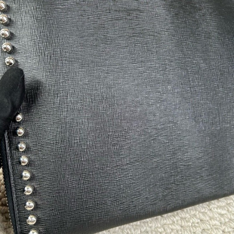 Fendi芬迪老佛爷鉚釘手拿包 黑色十字紋牛皮材質 配水貂毛裝飾 銀色鉚釘裝飾 拉鍊開合設計 低調百搭-8