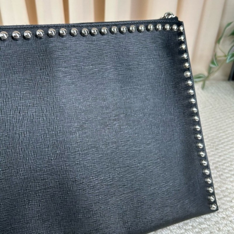 Fendi芬迪老佛爷鉚釘手拿包 黑色十字紋牛皮材質 配水貂毛裝飾 銀色鉚釘裝飾 拉鍊開合設計 低調百搭-9