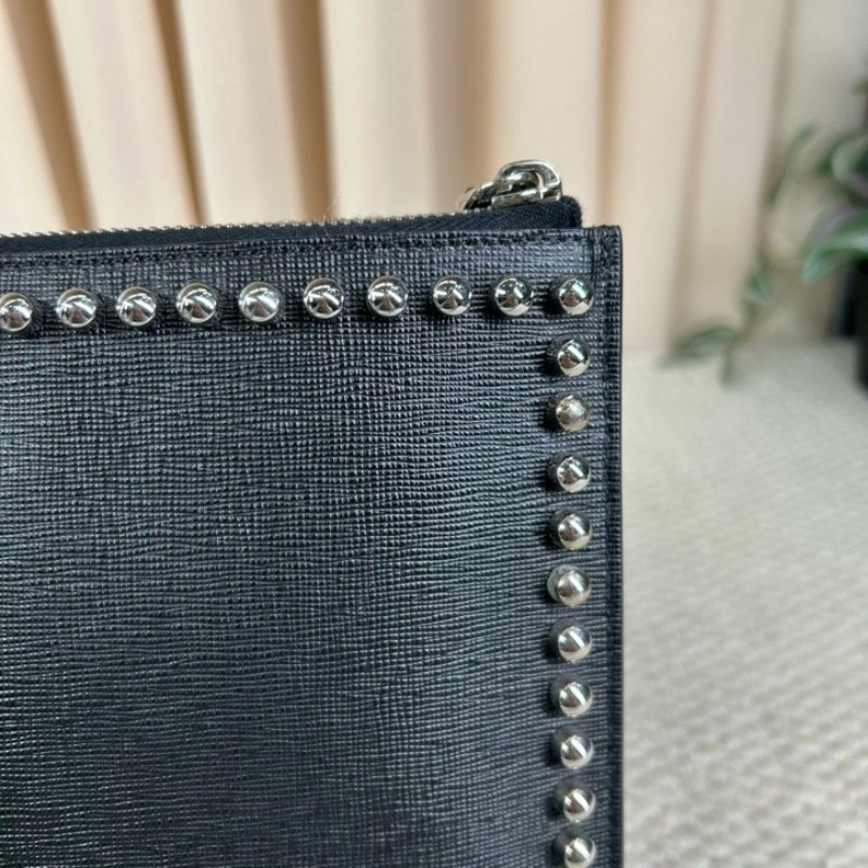 Fendi芬迪老佛爷鉚釘手拿包 黑色十字紋牛皮材質 配水貂毛裝飾 銀色鉚釘裝飾 拉鍊開合設計 低調百搭-10