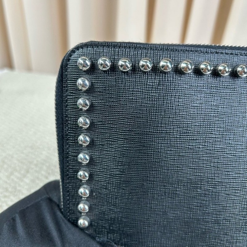 Fendi芬迪老佛爷鉚釘手拿包 黑色十字紋牛皮材質 配水貂毛裝飾 銀色鉚釘裝飾 拉鍊開合設計 低調百搭-11