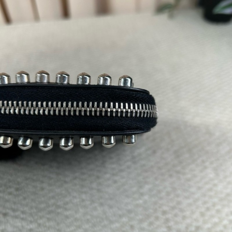 Fendi芬迪老佛爷鉚釘手拿包 黑色十字紋牛皮材質 配水貂毛裝飾 銀色鉚釘裝飾 拉鍊開合設計 低調百搭-13