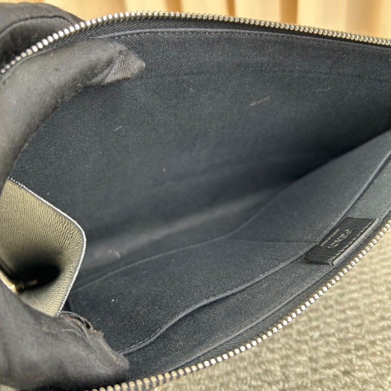 Fendi芬迪老佛爷鉚釘手拿包 黑色十字紋牛皮材質 配水貂毛裝飾 銀色鉚釘裝飾 拉鍊開合設計 低調百搭-14