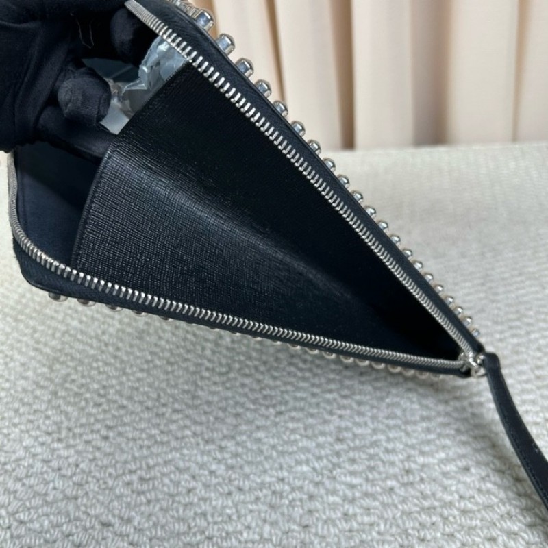 Fendi芬迪老佛爷鉚釘手拿包 黑色十字紋牛皮材質 配水貂毛裝飾 銀色鉚釘裝飾 拉鍊開合設計 低調百搭-16