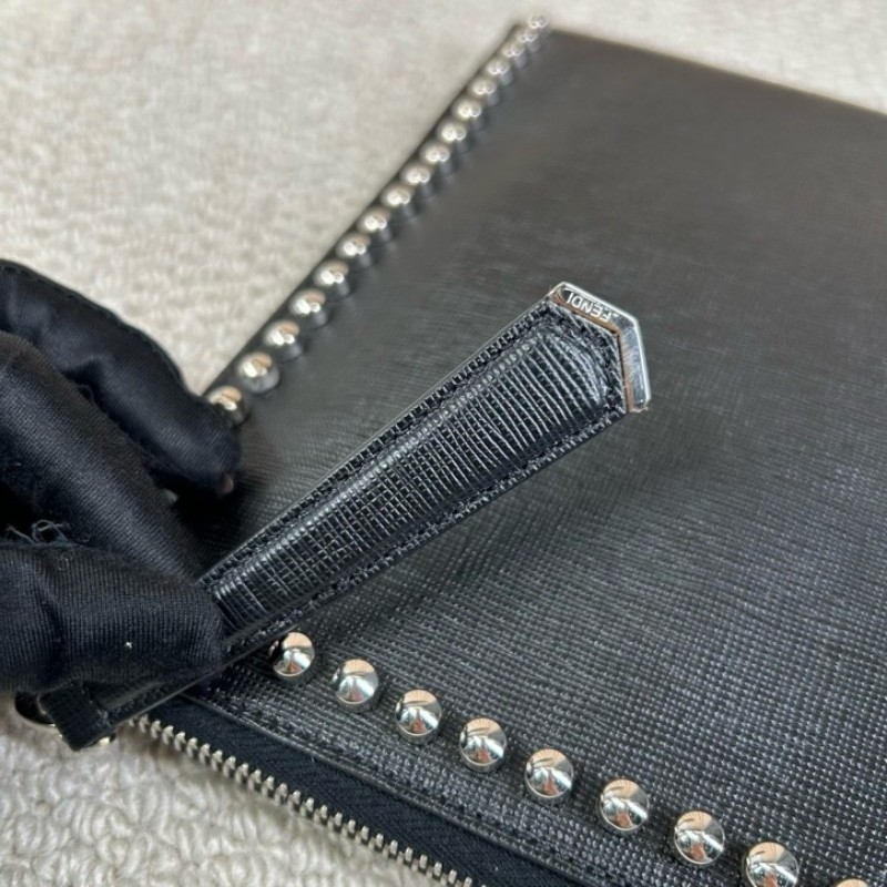 Fendi芬迪老佛爷鉚釘手拿包 黑色十字紋牛皮材質 配水貂毛裝飾 銀色鉚釘裝飾 拉鍊開合設計 低調百搭-17