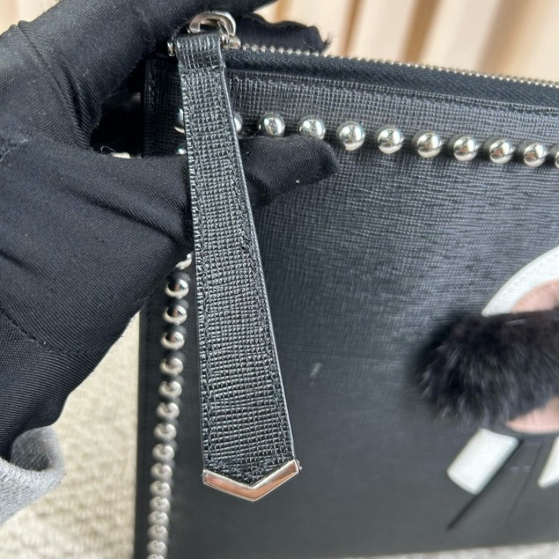 Fendi芬迪老佛爷鉚釘手拿包 黑色十字紋牛皮材質 配水貂毛裝飾 銀色鉚釘裝飾 拉鍊開合設計 低調百搭-18