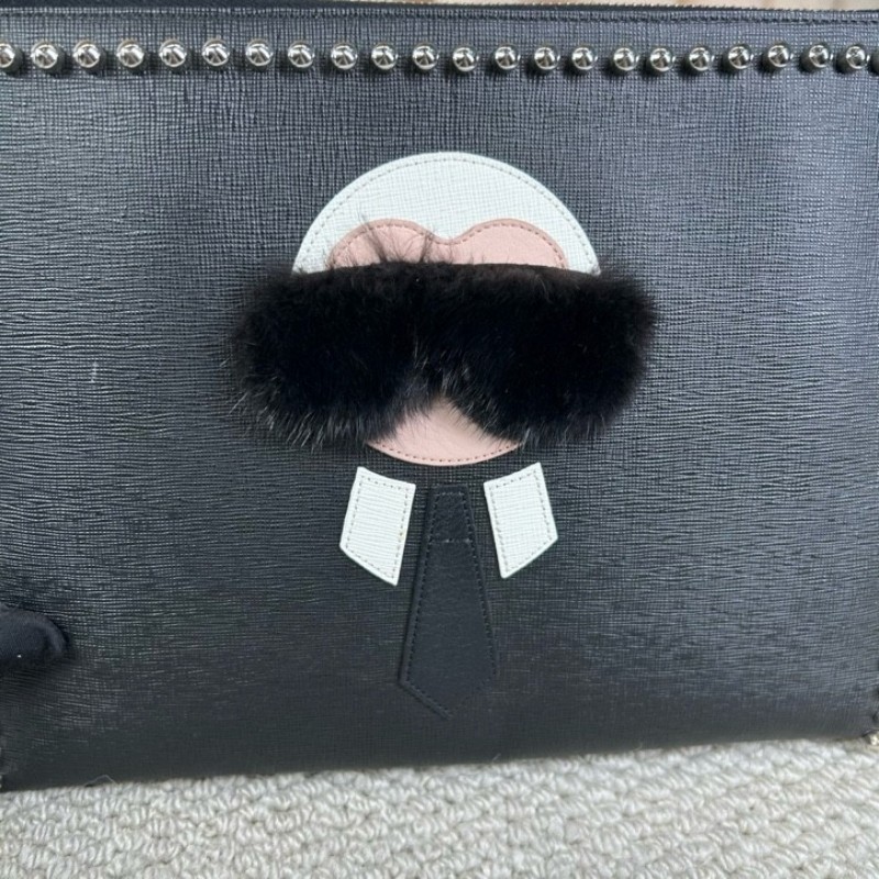 Fendi芬迪老佛爷鉚釘手拿包 黑色十字紋牛皮材質 配水貂毛裝飾 銀色鉚釘裝飾 拉鍊開合設計 低調百搭-19