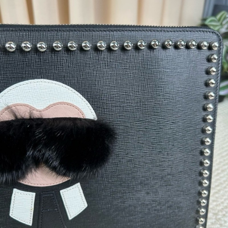 Fendi芬迪老佛爷鉚釘手拿包 黑色十字紋牛皮材質 配水貂毛裝飾 銀色鉚釘裝飾 拉鍊開合設計 低調百搭-20