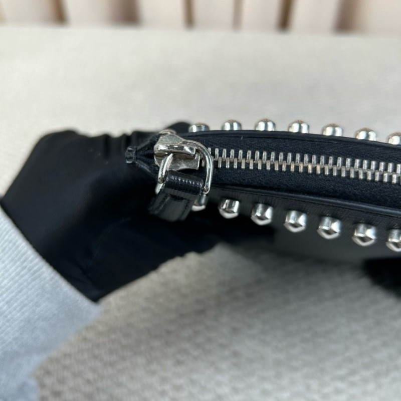 Fendi芬迪老佛爷鉚釘手拿包 黑色十字紋牛皮材質 配水貂毛裝飾 銀色鉚釘裝飾 拉鍊開合設計 低調百搭-22