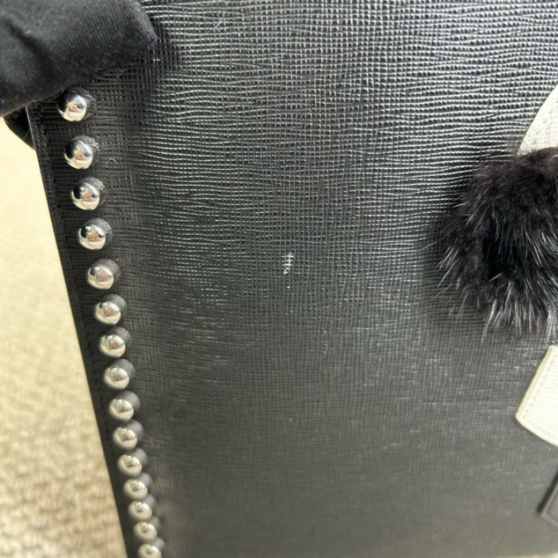 Fendi芬迪老佛爷鉚釘手拿包 黑色十字紋牛皮材質 配水貂毛裝飾 銀色鉚釘裝飾 拉鍊開合設計 低調百搭-23