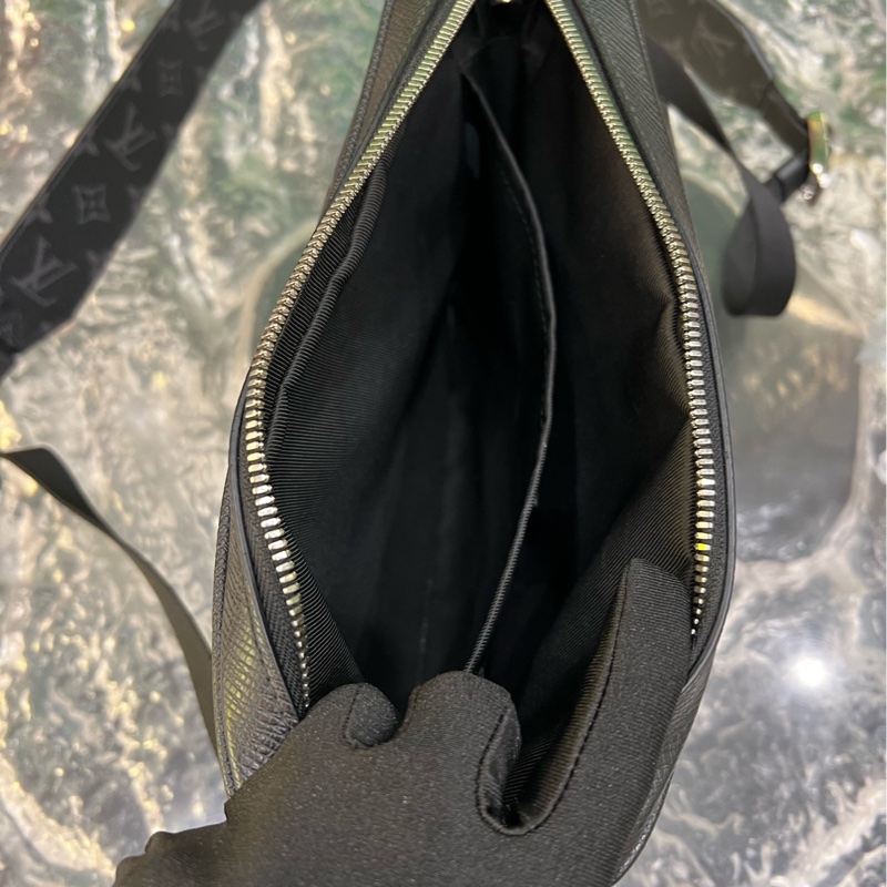 LV/路易威登outdoor黑武士郵差包 好成色 黑花男士 郵差包 雙層相機包 黑花拼色 尺寸:26x20x10.5cm-4