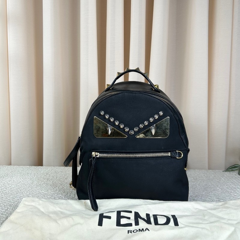 芬迪Fendi黑金佈面金色眼睛小怪獸雙肩包 休閒百搭的一款包包 小怪獸的設計感更增加了靈動感 容量實用 日常百搭-0