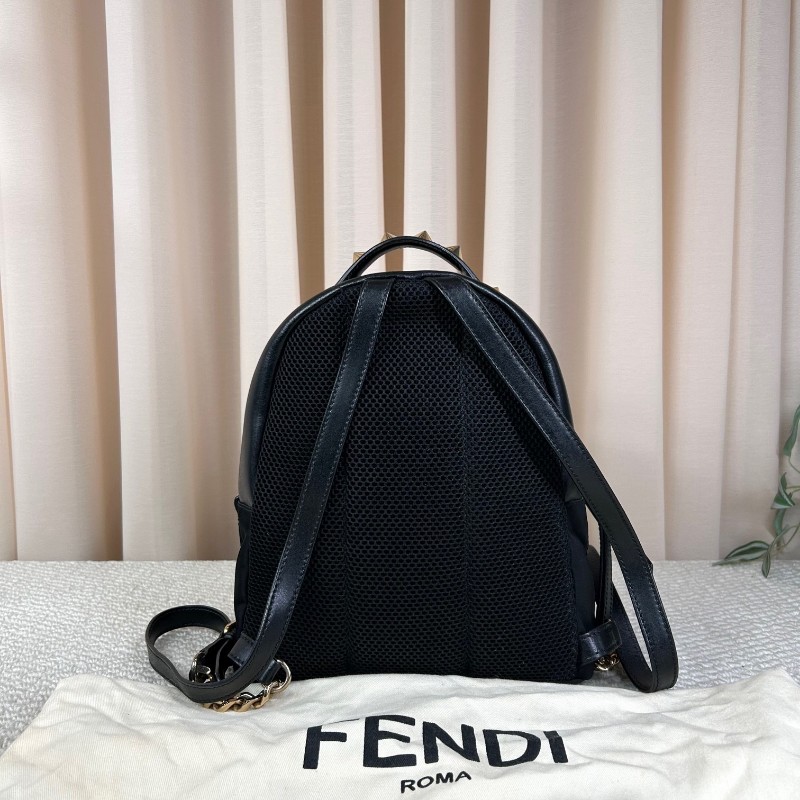 芬迪Fendi黑金佈面金色眼睛小怪獸雙肩包 休閒百搭的一款包包 小怪獸的設計感更增加了靈動感 容量實用 日常百搭-1