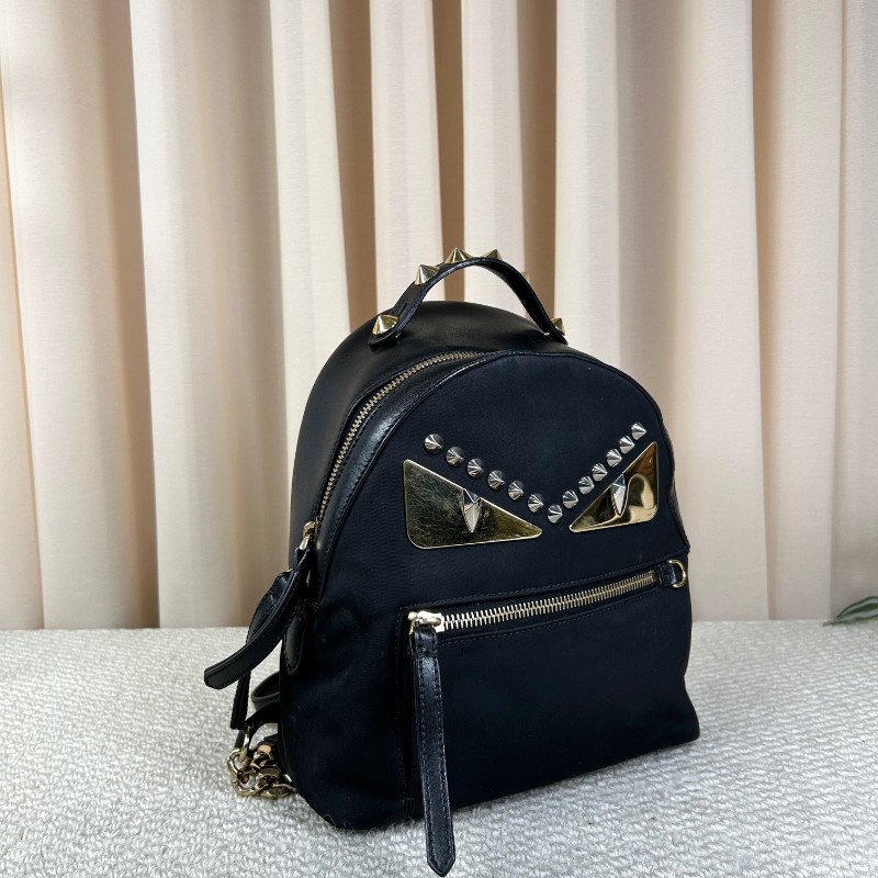 芬迪Fendi黑金佈面金色眼睛小怪獸雙肩包 休閒百搭的一款包包 小怪獸的設計感更增加了靈動感 容量實用 日常百搭-2