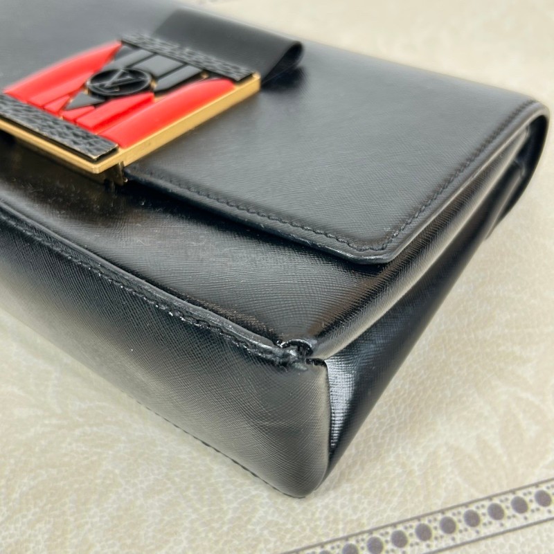 專櫃價2.4折!LV/路易威登 芯片款 早春秀款pochette thelma鎖頭鏈條包 肩帶可調節 單肩斜挎都可-8
