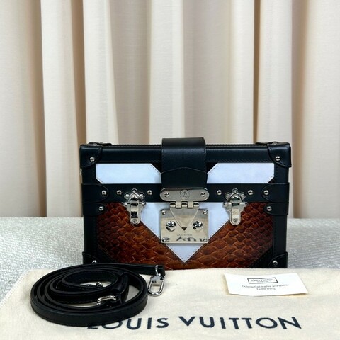 LV路易威登蟒蛇拼皮硬盒子包 黑色邊框 銀色五金 包型板正 有肩帶 可單肩可斜挎 容量實用