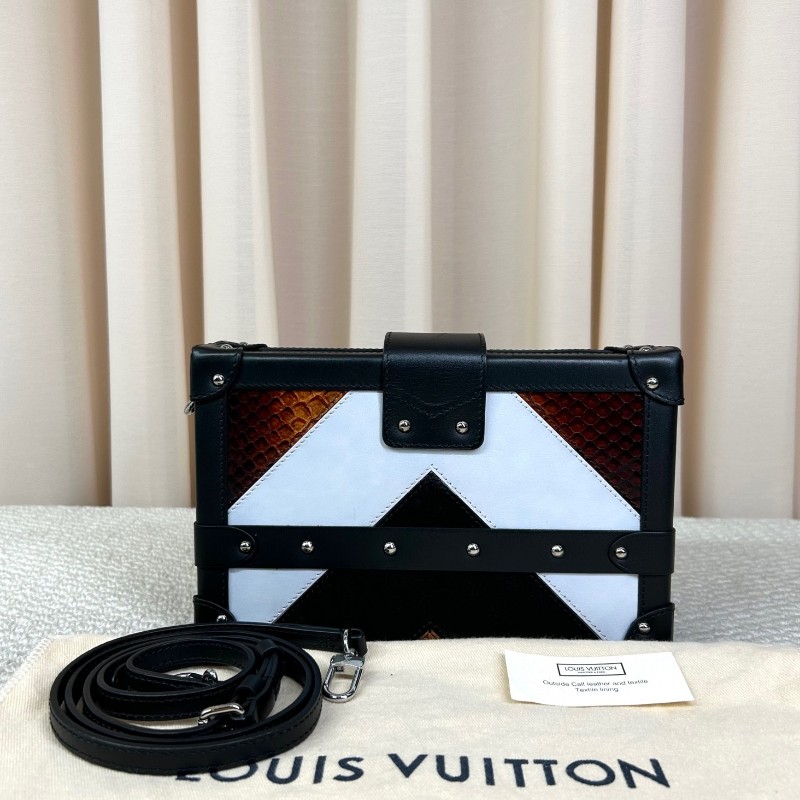 LV路易威登蟒蛇拼皮硬盒子包 黑色邊框 銀色五金 包型板正 有肩帶 可單肩可斜挎 容量實用-1