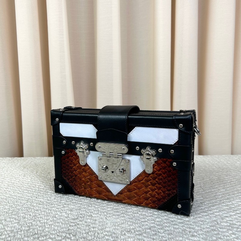 LV路易威登蟒蛇拼皮硬盒子包 黑色邊框 銀色五金 包型板正 有肩帶 可單肩可斜挎 容量實用-3