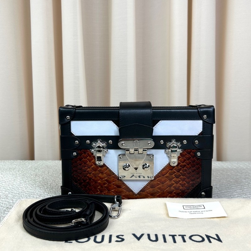 LV路易威登蟒蛇拼皮硬盒子包 黑色邊框 銀色五金 包型板正 有肩帶 可單肩可斜挎 容量實用-5