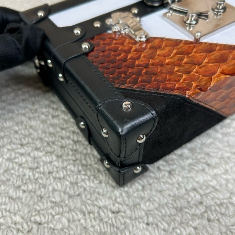 LV路易威登蟒蛇拼皮硬盒子包 黑色邊框 銀色五金 包型板正 有肩帶 可單肩可斜挎 容量實用-8