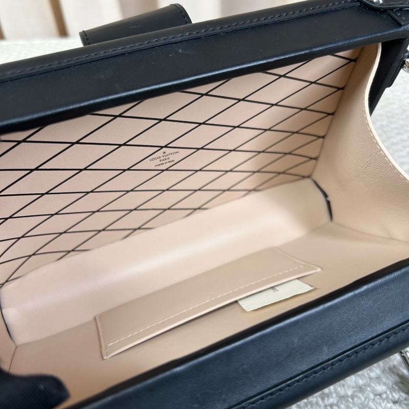 LV路易威登蟒蛇拼皮硬盒子包 黑色邊框 銀色五金 包型板正 有肩帶 可單肩可斜挎 容量實用-10