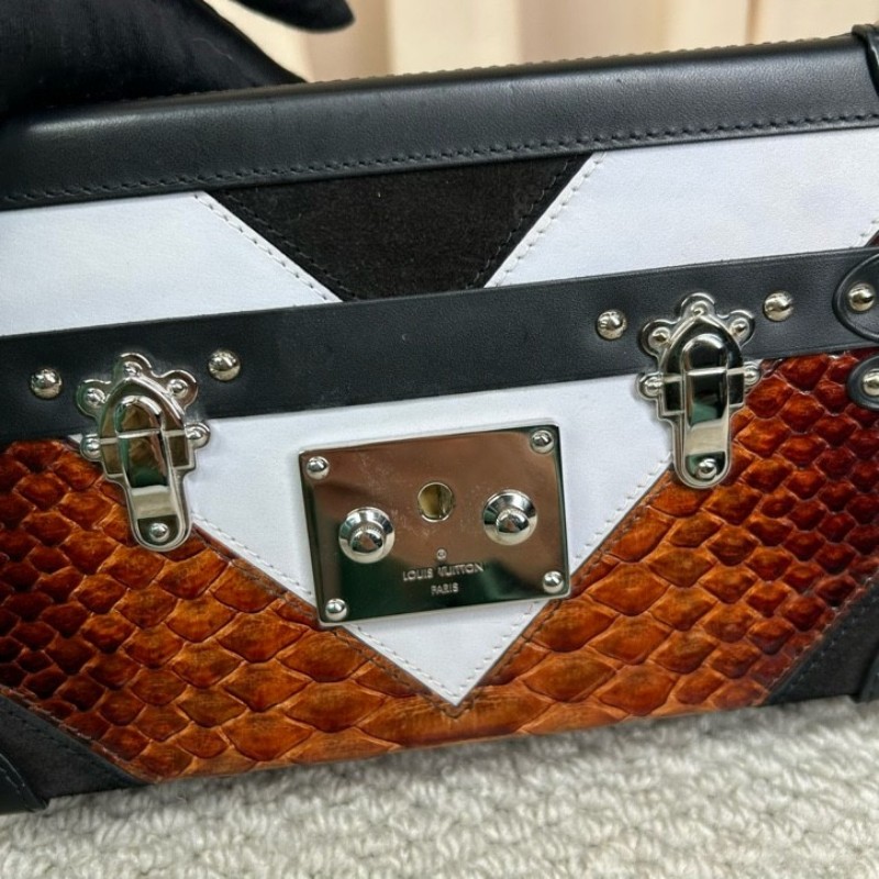 LV路易威登蟒蛇拼皮硬盒子包 黑色邊框 銀色五金 包型板正 有肩帶 可單肩可斜挎 容量實用-13