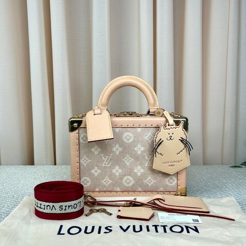 LV路易威登聯名貓貓catogram硬箱包 芯片款 米色老花帆布 金色五金 貓咪挂飾 內裡手繪LV標籤 可單肩可斜挎可手提 容量適中 日常出門很方便
