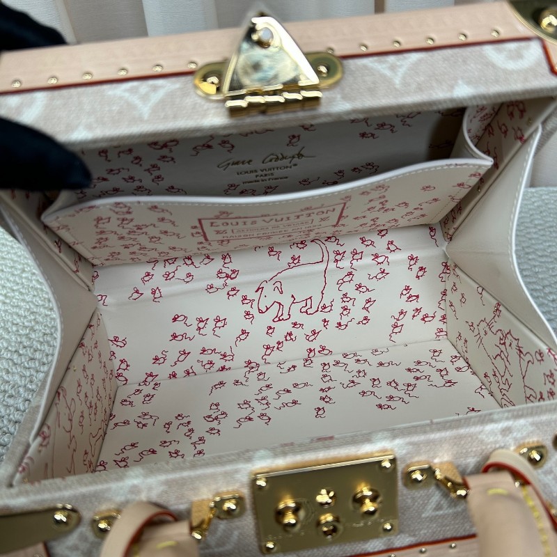 LV路易威登聯名貓貓catogram硬箱包 芯片款 米色老花帆布 金色五金 貓咪挂飾 內裡手繪LV標籤 可單肩可斜挎可手提 容量適中 日常出門很方便-11