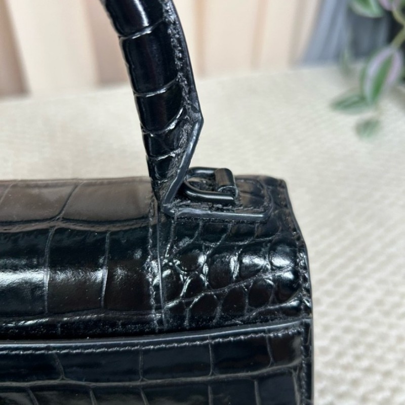 sh zym 巴黎世家Balenciaga hourglass 黑扣鱷魚紋沙漏包 磨砂黑扣更顯高級 有肩帶 可單肩可斜挎可手提 日常百搭 拍照超出片-14