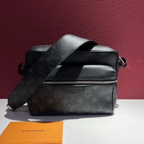 路易威登/Louis Vuitton Outdoor系列 經典黑老花拼黑皮郵差包 斜挎包 1尺寸：26 x 20 x 10.5 。