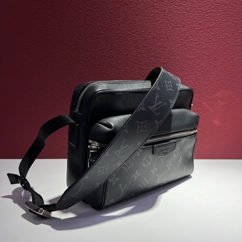 路易威登/Louis Vuitton Outdoor系列 經典黑老花拼黑皮郵差包 斜挎包 1尺寸:26 x 20 x 10.5 。-1