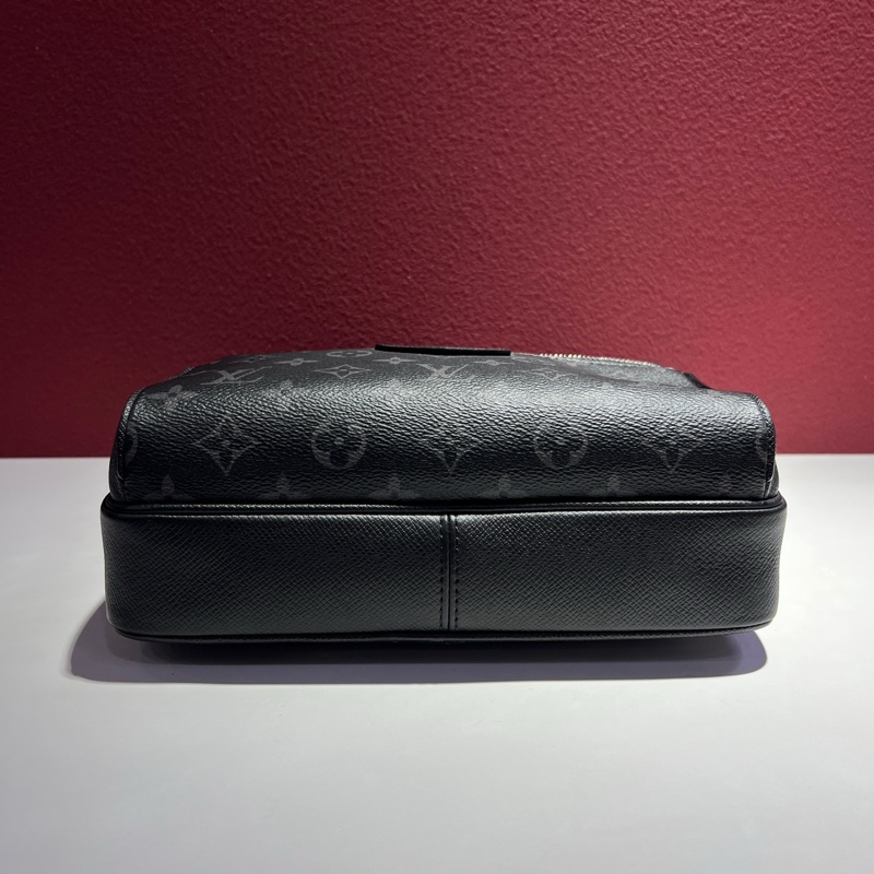 路易威登/Louis Vuitton Outdoor系列 經典黑老花拼黑皮郵差包 斜挎包 1尺寸:26 x 20 x 10.5 。-4